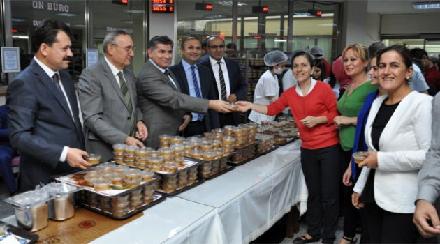 Hakim ve savcılardan vatandaşlara aşure ikramı