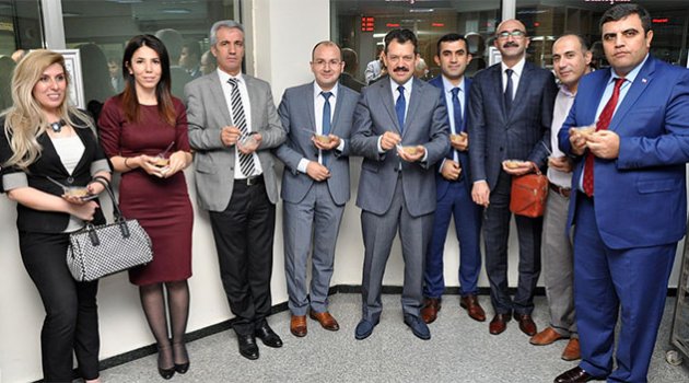 Hakim ve savcılardan vatandaşlara aşure ikramı