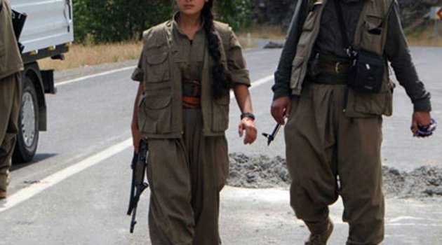 Hakkari’de kadın terörist teslim oldu