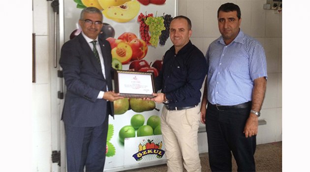 Hal esnafından Kızılay’a sebze bağışı