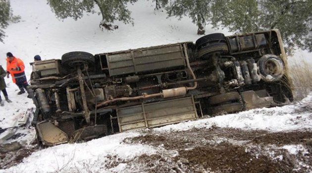 Halk otobüsü kar sebebiyle takla attı