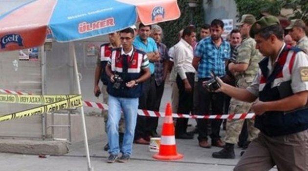 Hamile eşini korumak isteyen polis, bıçaklı kişiyi vurdu