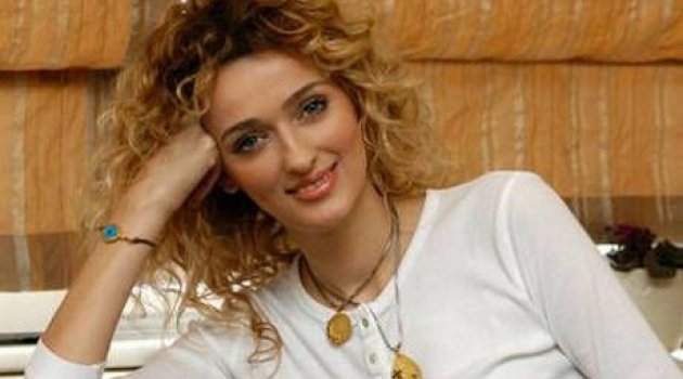 Hande Ataizi ve Pınar Altuğ'a rakip oldu