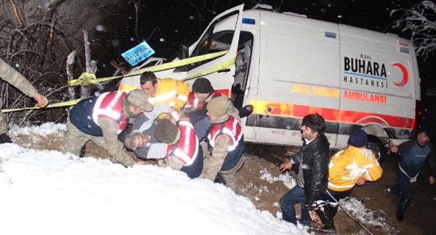 Hasta taşıyan ambulans baraj göletine uçtu: 4 yaralı