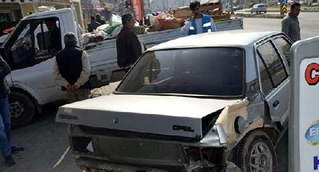 Hasta taşıyan ambulans kavşakta otomobile çarptı