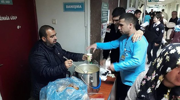 Hasta yakınlarına sıcak çorba ikramı