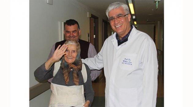 Hastaneye yatalak geldi, yürüyerek çıktı
