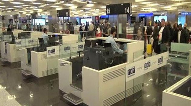 Havalimanında pasaport kontrolü skandalı