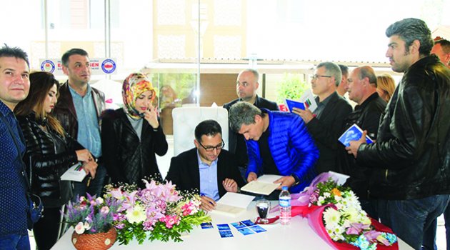 Hayati Koca kitaplarını imzaladı