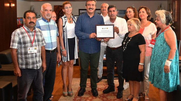 Hayvanseverlerden Başkan Çetin’e ödül