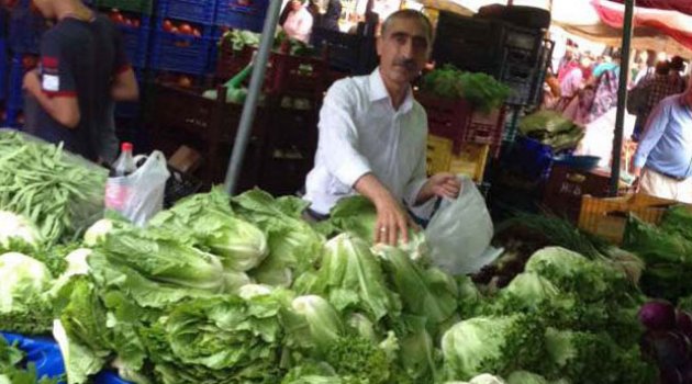 HDP'li aday pazarda yeşillik satıyor