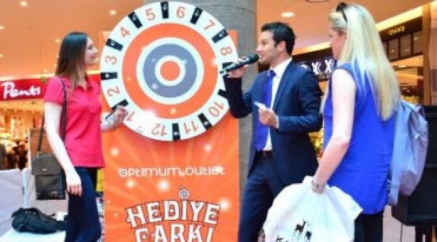 Hediye çarkı Selim Yeğin ile şans dağıttı