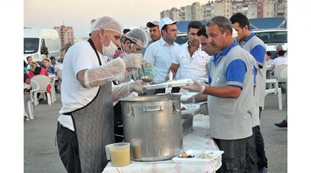 Her gün bir mahallede iftar çadırı