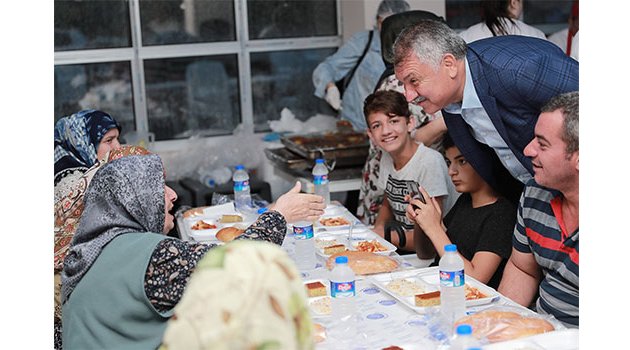 Her gün bir mahallede iftar