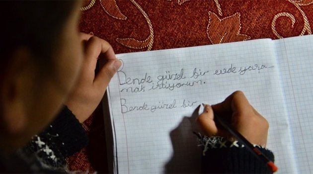 Her gün defterine aynı cümleyi yazıyor