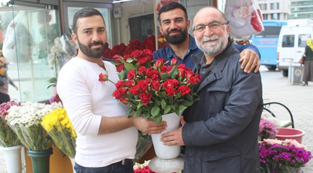 Her öğretmene bir dal çiçek