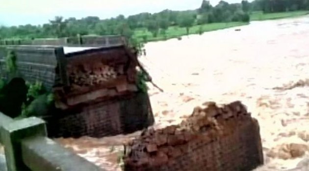 Hindistan’da köprü çöktü: 22 kişi kayıp