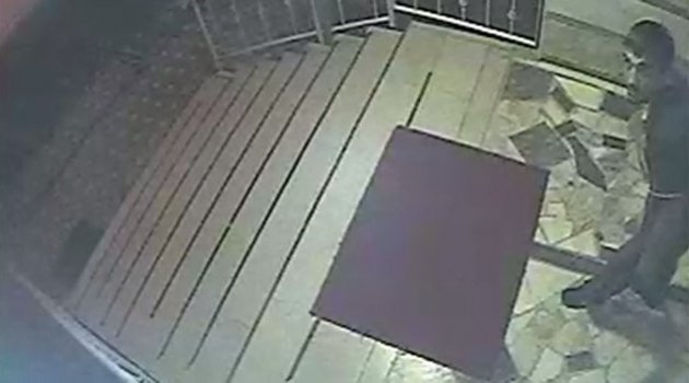 Hırsız kamerayı gördü şaşkına döndü