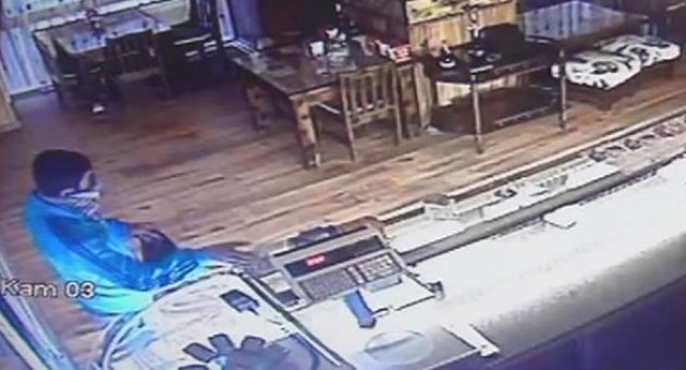 Hırsız sadaka kutusunu çaldı