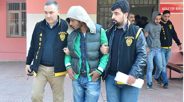 Hırsız unuttuğu montunu almaya gelince yakalandı