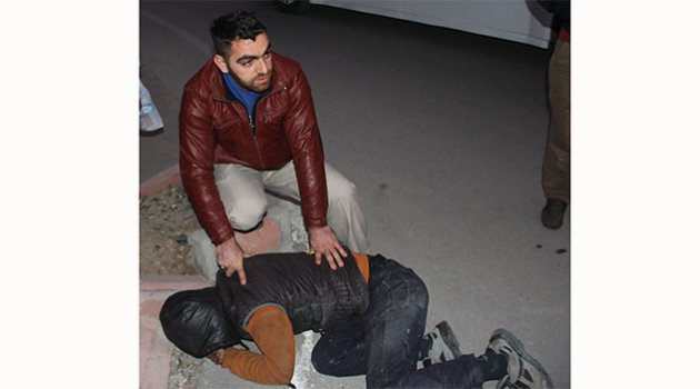 Hırsızı kovaladı, yakaladı, polise teslim etti