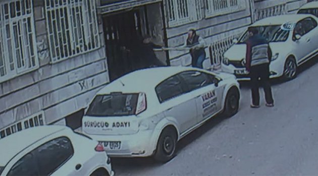 Hırsızlarla ev sahibinden sokak ortasında sopalı düello