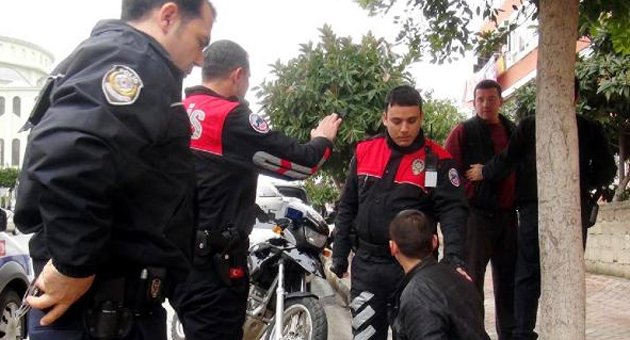 Hırsızlık şüphelisi, kendisini durduranın da gözaltına alınmasını istedi