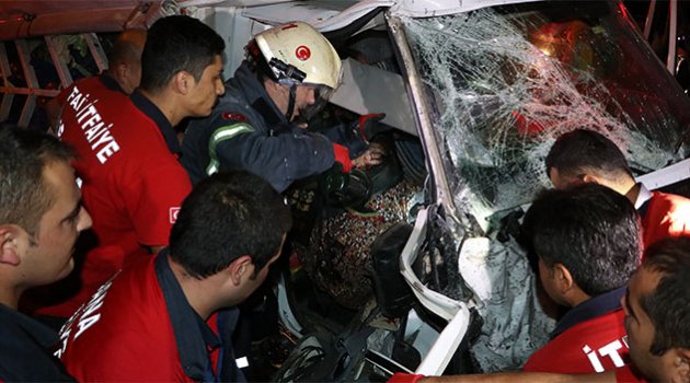 Hız sınırını aşan kamyonet kaza yaptı 1 ölü 5 yaralı