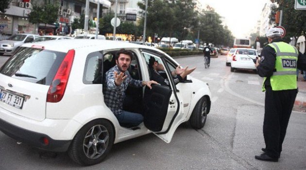 Holigan Taraftarlar Kız Çocuğuna Da Acımadı
