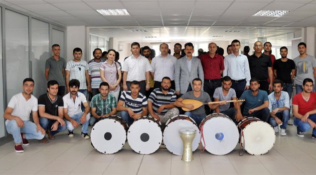 Hükümlüler korosu sahneye hazırlanıyor