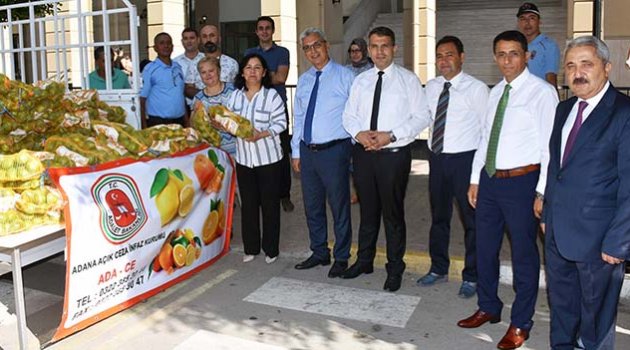Hükümlülerin ürettiği mandalina kapış kapış satıldı