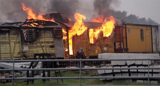 Hurdaya ayrılan tren vagonları alev alev yandı