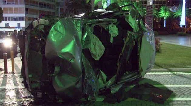 Hurdaya dönen otomobilden sağ çıktılar