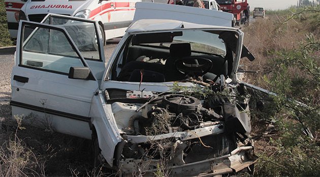 Hurdaya dönen otomobilden sağ çıktılar