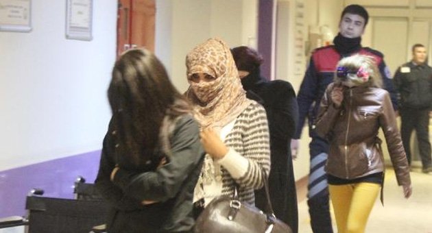 Huzur operasyonunda konsomatris Suriyeli 9 kadın gözaltına alındı