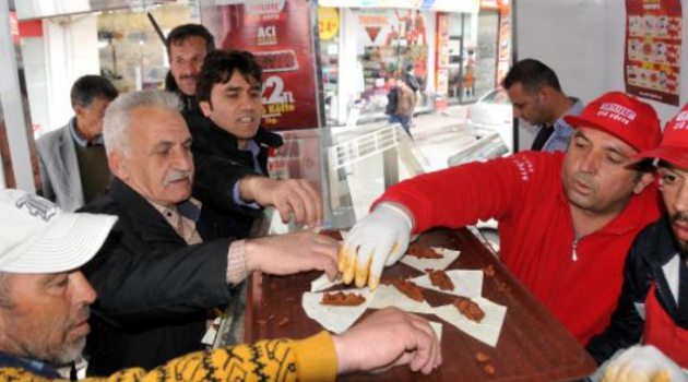 İbrahim Tatlıses'in İsteğiyle Sivas'ta 1 Ton Çiğ Köfte Dağıtıldı