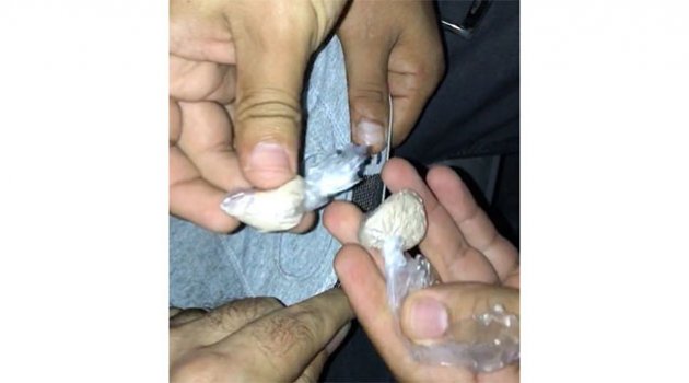 İç çamaşırına gizli bölme yaptı uyuşturucu sakladı
