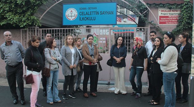 İhraç edilen öğretmen okulun önünde eylem yaptı