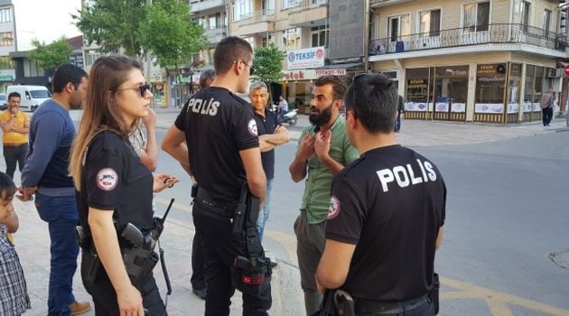 İki grup arasında sopalı bıçaklı kavga! 3 yaralı