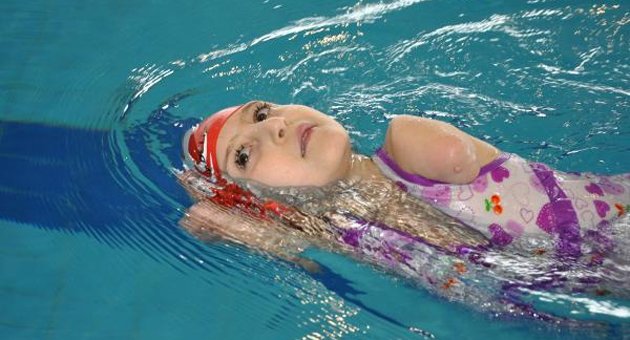 İki kolu olmayan Nisanur, yüzerek hayata tutundu