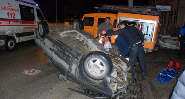 İki otomobil çarpıştı: 2 ölü, 3 yaralı