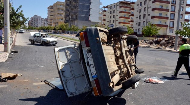 İki otomobil çarpıştı! Yaralılar var