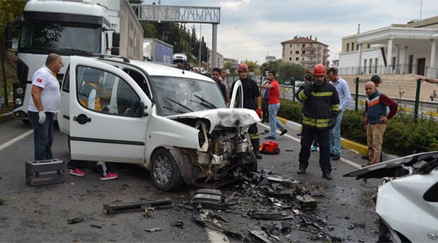 İki otomobil kafa kafaya çarpıştı: 3 yaralı