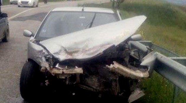 İki otomobil kafa kafaya çarpıştı: 5 yaralı