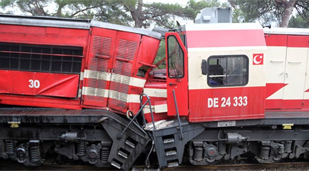İki tren kafa kafaya çarpıştı