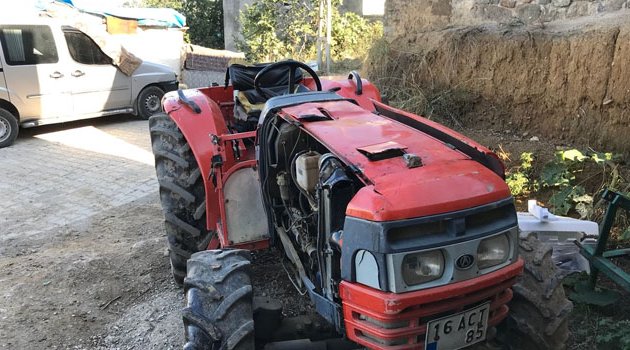 İlaçlama yapan genç traktörün altında kaldı