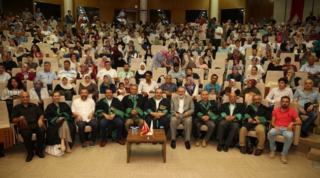 İlahiyatçılar kep fırlattı