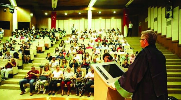 İletişim Fakültesi yeni mezunlarını uğurladı