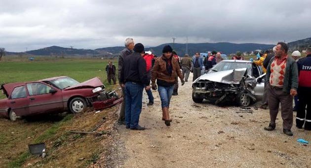 İmam ve muhtarın otomobili çarpıştı: 6 yaralı