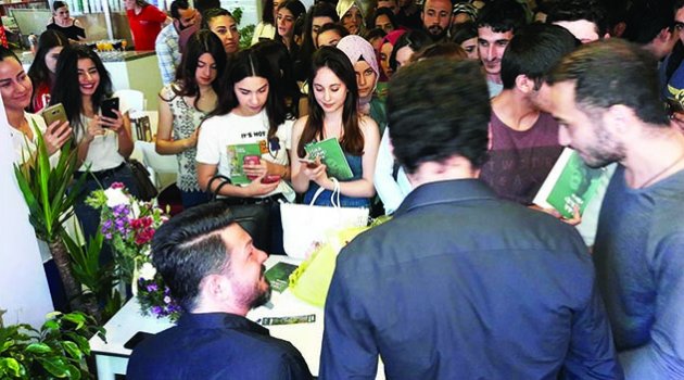 İmza izdihamı